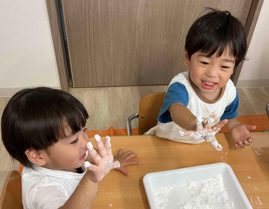 1歳児）片栗粉遊び｜ニチイキッズもりぐち橋波保育園｜ニチイキッズ